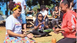Visita ao Quilombo Cafundó, com imagens de plantas e roupas típicas