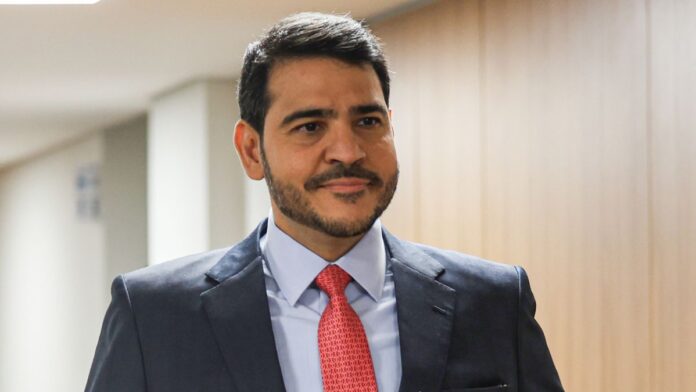 O advogado-geral da União Jorge Messias veste terno e gravata vermelha