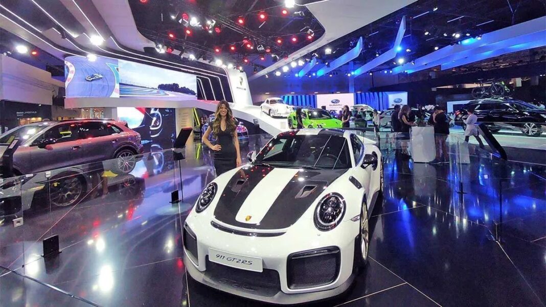 Carro tecnologico branco em feira do automóvel