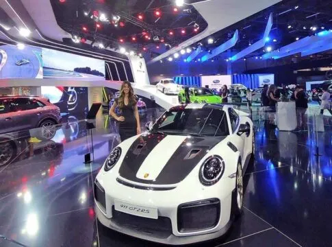 Carro tecnologico branco em feira do automóvel