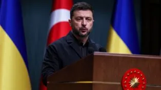 O presidente da Ucrânia, Volodymyr Zelensky, faz discurso ao microfone em encontro internacional
