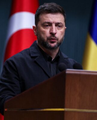 O presidente da Ucrânia, Volodymyr Zelensky, faz discurso ao microfone em encontro internacional