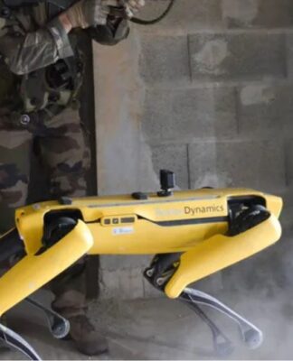 Foto do cão robô Spot, de cor amarela, durante atuação em missão militar