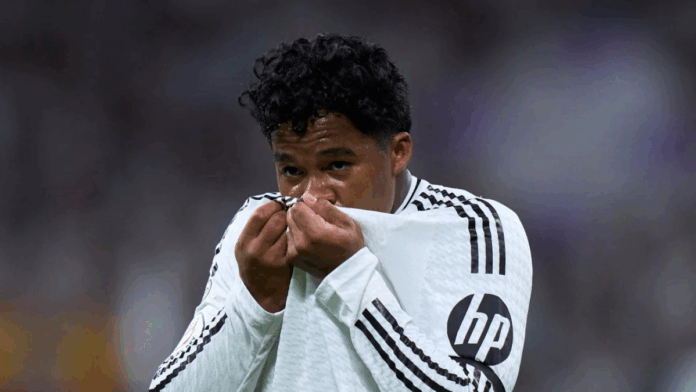 Endrick, do Real Madrid, beijando a o escudo do clube durante uma comemoração de gol