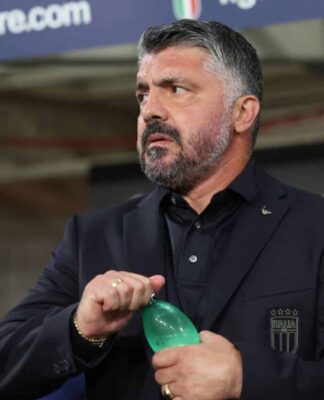 Gattuso, treinador da seleção italiana, abrindo uma garrafa de água no banco de reservas