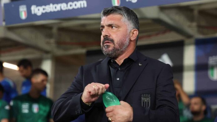 Gattuso, treinador da seleção italiana, abrindo uma garrafa de água no banco de reservas