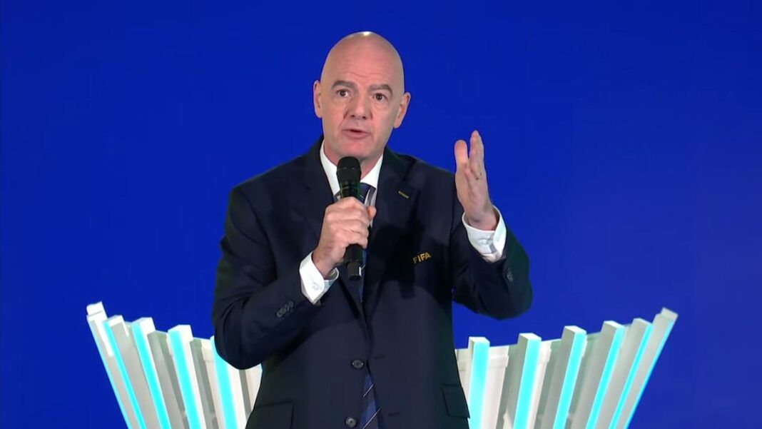 Gianni Infantino, presidente da FIFA, discursando durante o sorteio