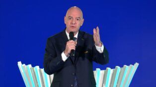 Gianni Infantino, presidente da FIFA, discursando durante o sorteio