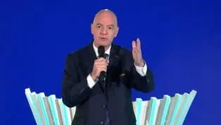 Gianni Infantino, presidente da FIFA, discursando durante o sorteio