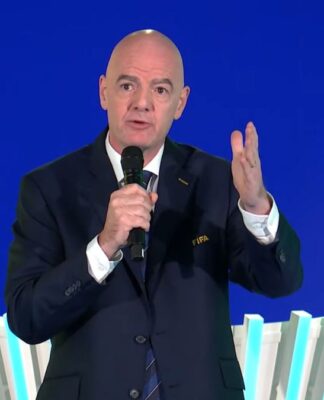 Gianni Infantino, presidente da FIFA, discursando durante o sorteio