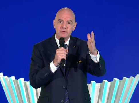 Gianni Infantino, presidente da FIFA, discursando durante o sorteio