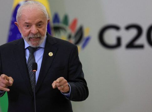 Lula fala ao microfone e gesticula durante entrevista coletiva em Johanesburgo, na África do Sul