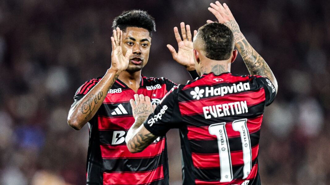 Bruno Henrique celebra gol do Flamengo cumprimentando Everton em jogo no Maracanã