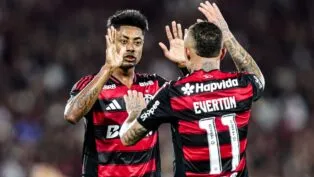 Bruno Henrique celebra gol do Flamengo cumprimentando Everton em jogo no Maracanã