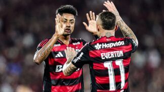 Bruno Henrique celebra gol do Flamengo cumprimentando Everton em jogo no Maracanã