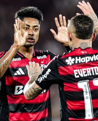 Bruno Henrique celebra gol do Flamengo cumprimentando Everton em jogo no Maracanã