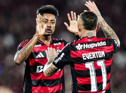 Bruno Henrique celebra gol do Flamengo cumprimentando Everton em jogo no Maracanã