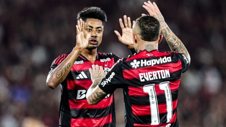Bruno Henrique celebra gol do Flamengo cumprimentando Everton em jogo no Maracanã