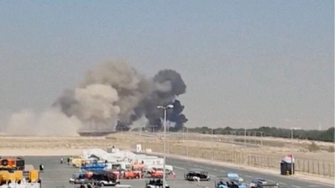 Foto à distância da fumaça preta subindo após a queda do caça