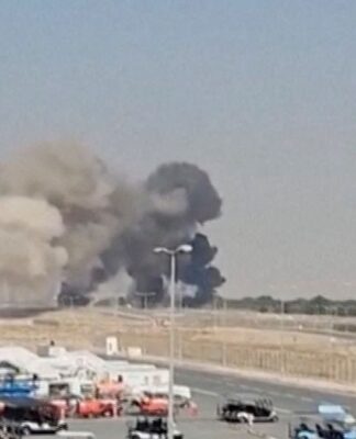 Foto à distância da fumaça preta subindo após a queda do caça