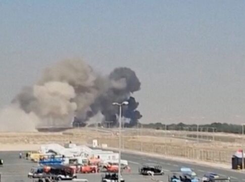 Foto à distância da fumaça preta subindo após a queda do caça