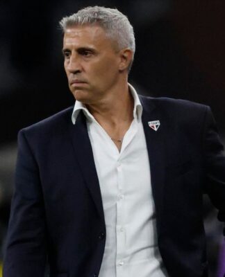 Técnico Crespo na beira do campo