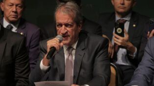 Valdemar da Costa Neto fala ao microfone em evento do seu partido