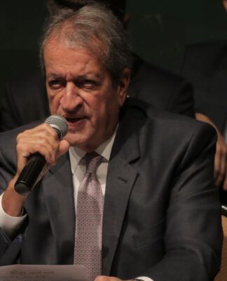 Valdemar da Costa Neto fala ao microfone em evento do seu partido