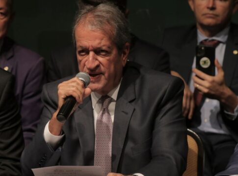 Valdemar da Costa Neto fala ao microfone em evento do seu partido