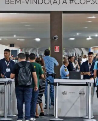 Multidão atravessando os portões de entrada da COP30