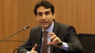 Presidente do Banco Central, Gabriel Galípolo fala ao microfone durante evento