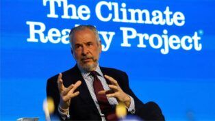 André Corrêa do Lago, de terno, sentado enquanto discursa num encontro da COP30