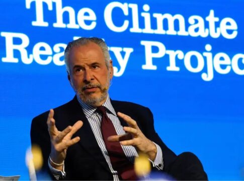 André Corrêa do Lago, de terno, sentado enquanto discursa num encontro da COP30