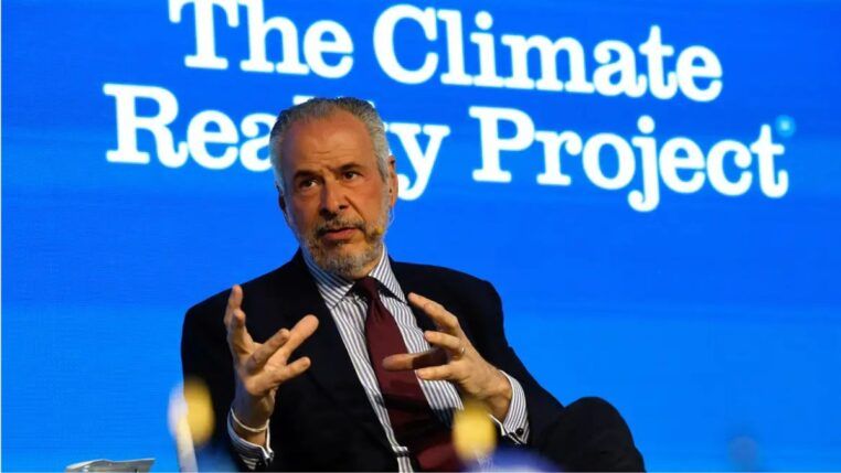 André Corrêa do Lago, de terno, sentado enquanto discursa num encontro da COP30
