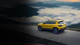 Modelo Avenger, da Jeep, é apresentado na cor amarela