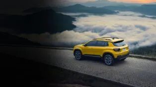 Modelo Avenger, da Jeep, é apresentado na cor amarela