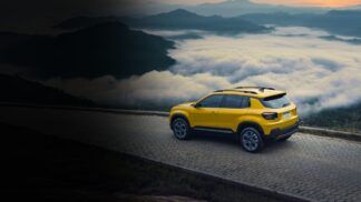 Modelo Avenger, da Jeep, é apresentado na cor amarela