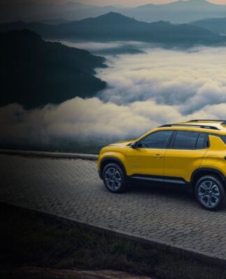 Modelo Avenger, da Jeep, é apresentado na cor amarela