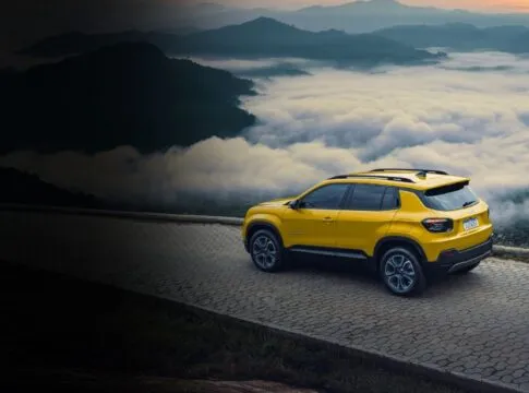 Modelo Avenger, da Jeep, é apresentado na cor amarela