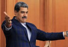 Presidente venezuelano Nicolás Maduro com os braços abertos durante um discurso