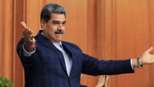 Presidente venezuelano Nicolás Maduro com os braços abertos durante um discurso