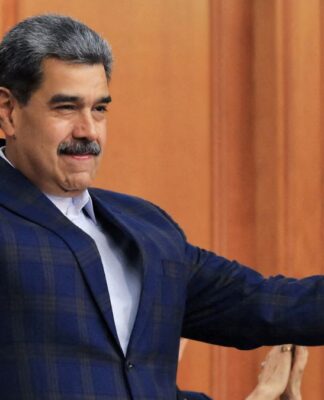 Presidente venezuelano Nicolás Maduro com os braços abertos durante um discurso