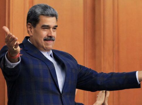 Presidente venezuelano Nicolás Maduro com os braços abertos durante um discurso