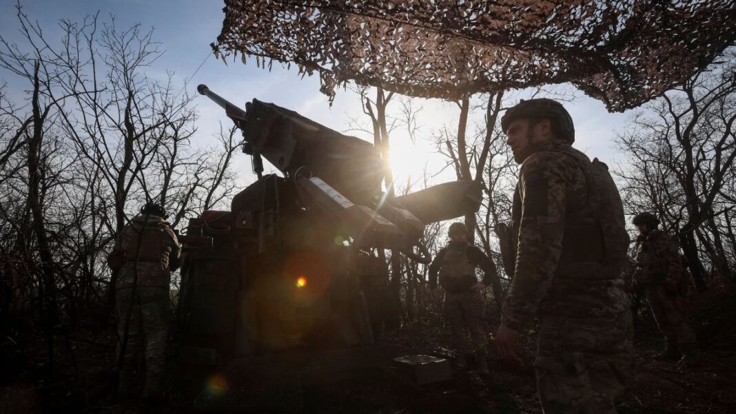 Soldado ucraniano se prepara para ataque atrás da arma de poderoso calibre