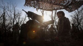 Soldado ucraniano se prepara para ataque atrás da arma de poderoso calibre