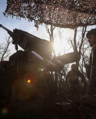 Soldado ucraniano se prepara para ataque atrás da arma de poderoso calibre