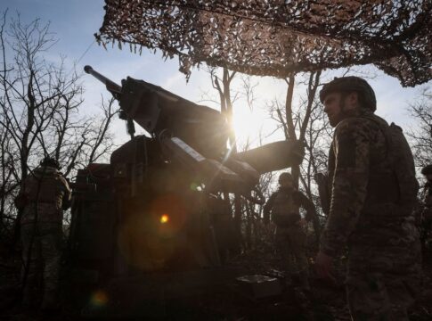 Soldado ucraniano se prepara para ataque atrás da arma de poderoso calibre