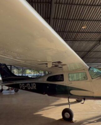 Avião dentro de um hangar
