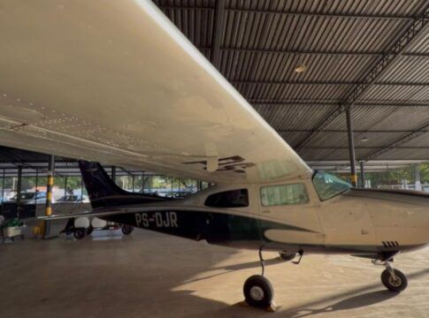 Avião dentro de um hangar