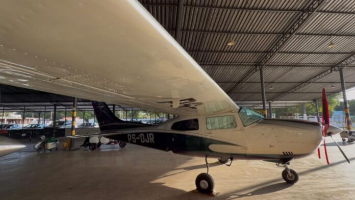 Avião dentro de um hangar